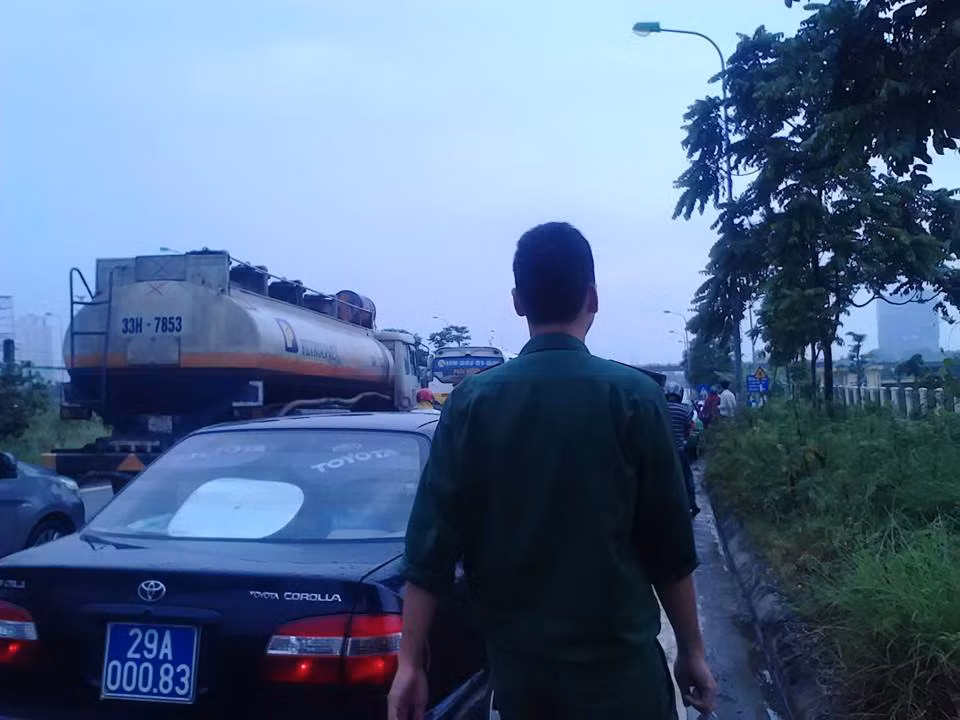 Đường Láng Hoà Lạc cũng chung thảm cảnh. Ảnh: otofun.