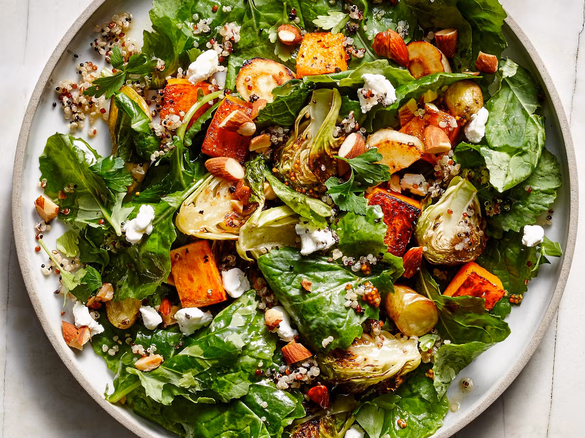 Rõ ràng là bạn không thể bỏ qua các bữa ăn của mình, nhưng bạn có thể thêm vào bữa ăn các món lành mạnh hơn như salad và rau sống