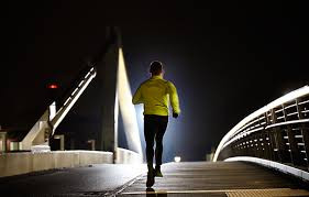 Vì thế không có chuyện tập buổi tối thì không tốt so với tập vào các khoảng thời gian khác trong ngày, quan trọng là buổi tối phù hợp với điều kiện của từng người, khi đó, dù có tập muộn thì hiệu quả luyện tập vẫn đảm bảo