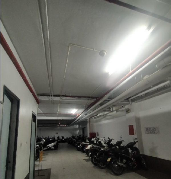 Qua kiểm tra, lực lượng chức năng ghi nhận tòa nhà có diện tích mặt bằng khoảng 210m2; tầng 1 bố trí khu vực để xe máy, 1 phòng bảo vệ, 1 phòng căn hộ. Từ tầng lửng đến tầng tum, chủ nhà ngăn chia thành các phòng căn hộ. Tại thời điểm kiểm tra, tòa nhà đã phân chia, bố trí thành 50 phòng căn hộ và đã được bán lại cho các hộ dân sinh sống trong tòa nhà (theo hợp đồng dân sự có công chứng). Thang bộ trong nhà là thang hở, không thiết kế cửa chống cháy tại các tầng, không đảm bảo ngăn cháy lan theo phương dọc của tòa nhà. 