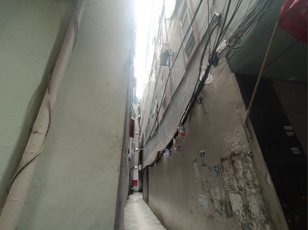 Không chỉ là chủ của chung cư mini ngõ 29/70, phố Khương Hạ, quận Thanh Xuân vừa xảy ra hỏa hoạn khiến 56 người tử vong, ông Nghiêm Quang Minh (sinh năm 1979 ở phường Yên Hòa, quận Cầu Giấy, Hà Nội, đang bị Công an TP Hà Nội tạm giam để điều tra) còn đang là chủ của tòa nhà số 58B - 58C ngõ 117 phố Thái Hà (phường Trung Liệt, quận Đống Đa, TP Hà Nội). Đây cũng là tòa nhà được xác định vi phạm về trật tự xây dựng và phòng cháy, chữa cháy (PCCC). 