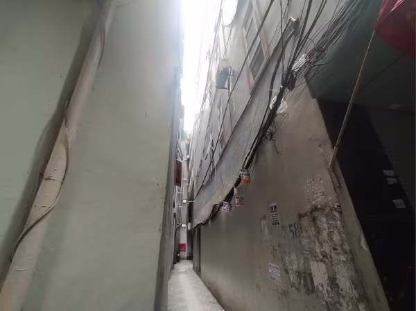 Không chỉ là chủ của chung cư mini ngõ 29/70, phố Khương Hạ, quận Thanh Xuân vừa xảy ra hỏa hoạn khiến 56 người tử vong, ông Nghiêm Quang Minh (sinh năm 1979 ở phường Yên Hòa, quận Cầu Giấy, Hà Nội, đang bị Công an TP Hà Nội tạm giam để điều tra) còn đang là chủ của tòa nhà số 58B - 58C ngõ 117 phố Thái Hà (phường Trung Liệt, quận Đống Đa, TP Hà Nội). Đây cũng là tòa nhà được xác định vi phạm về trật tự xây dựng và phòng cháy, chữa cháy (PCCC). 