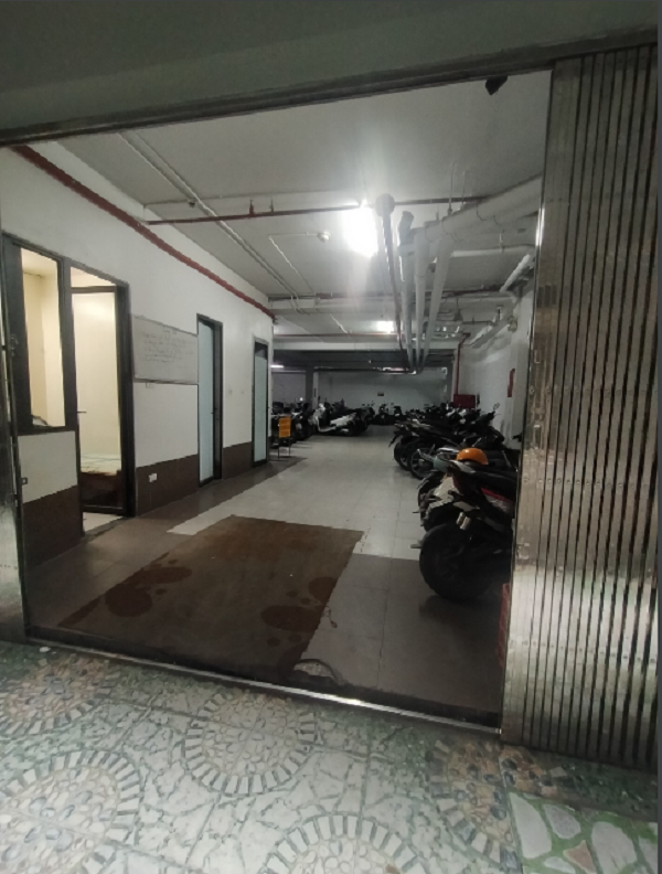 Đáng lo ngại, chung cư này dù có hàng trăm người sinh sống nhưng chỉ có 1 cửa ra vào duy nhất và cũng dùng để thoát hiểm. Nhiều người dân phản ánh, do thiết kế xây dựng của tòa nhà này bất cập nên nếu xảy ra tình huống hỏa hoạn thì họ cũng không biết thoát ra bằng cách nào cho an toàn.