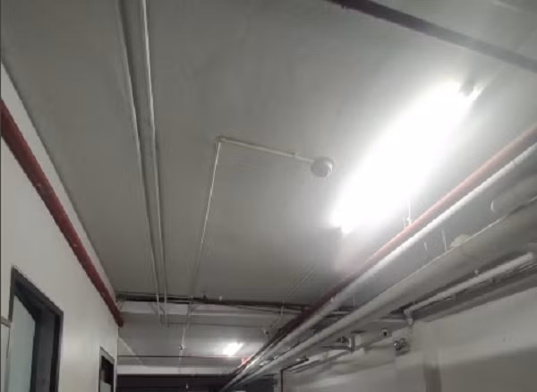 Đây là hệ thống chữa cháy của tòa nhà. Theo cơ quan chức năng, tòa nhà được trang bị hệ thống báo cháy tự động, hệ thống họng nước chữa cháy trong nhà, bình chữa cháy xách tay, đèn exit chỉ dẫn thoát nạn. Hệ thống đầu phun Sprinkler tự động tại tầng 1 để xe. Kiểm tra xác suất nhận thấy, hệ thống báo cháy tự động, các bình chữa cháy xách tay hoạt động bình thường. Tuy nhiên, hệ thống chữa cháy của tòa nhà không hoạt động. 