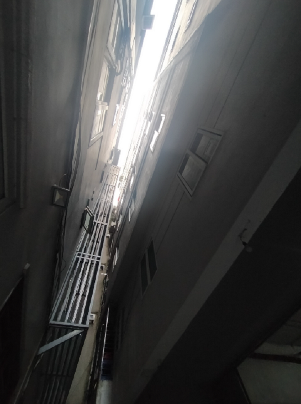 Để tìm hiểu thêm thông tin liên quan về tòa nhà số 58B - 58C ngõ 117 Thái Hà, PV báo Tri thức và Cuộc sống đã liên hệ với ông Nguyễn Thao Hùng, Chủ tịch UBND phường Trung Liệt (quận Đống Đa) nhưng vị lãnh đạo này không bắt máy. Câu hỏi đặt ra là: Tại sao chủ đầu tư lại có thể “hô biến” nhà ở riêng lẻ thành chung cư mini, xây vượt tầng, không đảm bảo các điều kiện an toàn PCCC? Dù bị khách hàng tố cáo, báo chí phản ánh nhưng công trình vẫn được xây dựng, hoạt động, trao đổi mua bán trong nhiều năm nay mà không bị xử lý? 