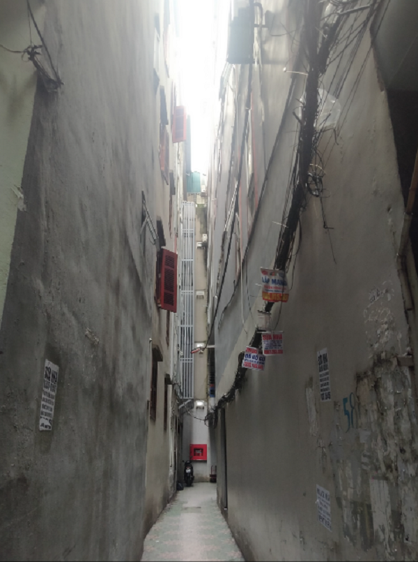 Ghi nhận của PV báo Tri thức và Cuộc sống ngày 15/9 cho thấy, tòa nhà nằm sâu trong ngõ 117 Thái Hà, đặc biệt, ngách dẫn vào nhà rất hẹp, chiều rộng chỉ khoảng hơn 1m, chỉ vừa cho một xe máy đi qua. Với vị trí này, nếu không may hỏa hoạn xảy ra thì xe chữa cháy sẽ không thể tiếp cận trực tiếp được công trình, chỉ có thể đỗ ở đầu ngõ trước lối vào tòa nhà (cách khoảng 100m).