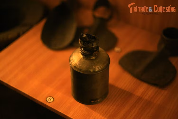 Đây cũng là nguồn cảm hứng dồi dào cho những người phụ nữ Việt Nam ngày hôm nay khẳng định vai trò của mình trong công cuộc bảo vệ, xây dựng và phát triển đất nước. Ảnh: Đèn của bà Lê Thị Vân dùng làm ám hiệu cho đồng đội vượt sông đánh địch.