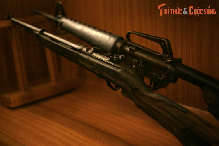 Đặc biệt, hoạt động cách mạng của những người phụ nữ Việt Nam nổi tiếng đã được tái hiện qua nhiều hiện vật gốc và tư liệu quý giá. Ảnh: Súng tiểu liên AR15 của anh hùng Lê Thị Hồng Gấm (trong) và súng trường Carbin của anh hùng Nguyễn Thị Út (Út Tịch) sử dụng trong kháng chiến chống Mỹ.