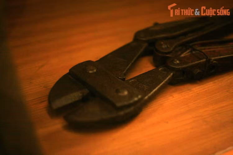 Qua các hiện vật này, thế hệ hậu sinh không khỏi cảm phục chất thép của người phụ nữ Việt Nam trong những giai đoạn lịch sử hào hùng. Ảnh: Kìm cộng lực chị Mai Thị Hồng nhiều lần dùng để bí mật cắt hàng rào kẽm gai địch mở đường cho đồng đội.