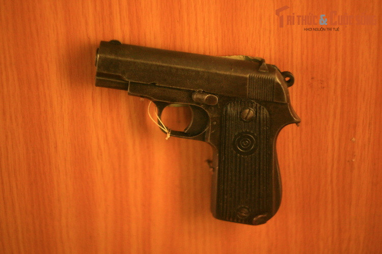 Súng ngắn colt 7.65 Bà Nguyễn Thị Ngọc Lan (Lan Mê Linh), nữ biệt động Sài Gòn dùng để diệt tên Việt gian Hiền Sĩ ngày 18/2/1946.