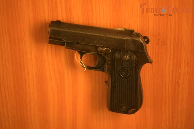 Súng ngắn colt 7.65 Bà Nguyễn Thị Ngọc Lan (Lan Mê Linh), nữ biệt động Sài Gòn dùng để diệt tên Việt gian Hiền Sĩ ngày 18/2/1946.
