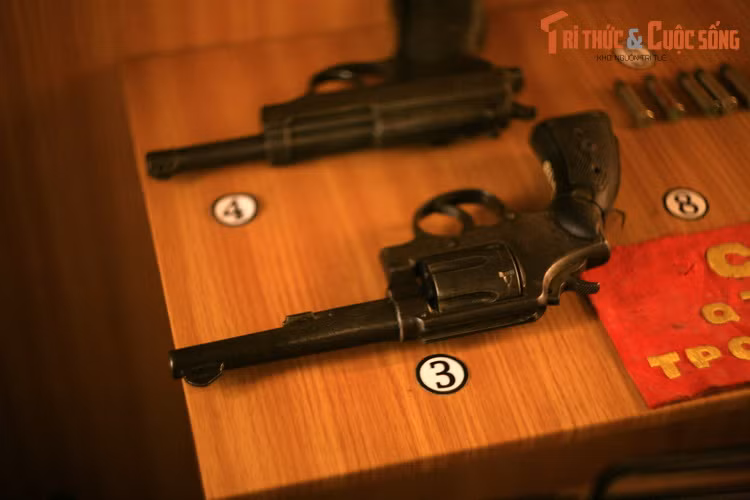 Súng ngắn P38 7808 nữ chiến sĩ biệt động Giang Lệ Hữu sử dụng trong chiến dịch Mậu Thân 1968 (trên) và súng Rulô bà Võ Thị Phục, nữ biệt động thị xã Bến Tre sử dụng trong các trận đánh nội ô từ 1967 - 1968.