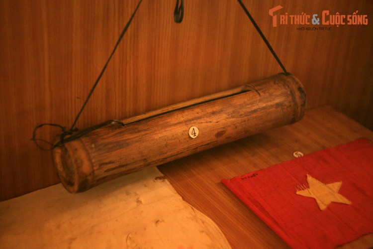 Bảo tàng khánh thành ngày 18/5/1990, có diện tích sử dụng trên 5.000 m2. Nơi đây hiện quản lý khoảng 31.360 hiện vật khác nhau cùng gần 15.000 tài liệu phim ảnh và 11.000 đầu sách về phụ nữ Nam Bộ. Ảnh: Chiếc mõ tre chị Xoa dùng để cất giấu cờ Mặt trận Giải phóng, ảnh Bác, thư từ và dùng gõ mõ báo động.