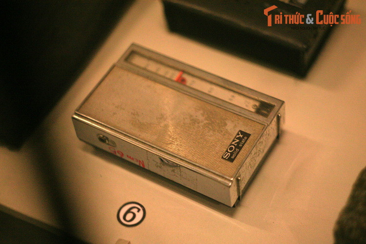 Không chỉ tôn vinh giá trị văn hóa và nét đẹp truyền thống, các hiện vật ở nơi đây còn làm nổi bật quá trình đấu tranh của phụ nữ Việt Nam nói chung, phụ nữ Nam Bộ nói riêng qua các thời kỳ lịch sử của dân tộc. Ảnh: Radio được bà Phan Thị Ngọc Tốt (cựu tù chính trị) dùng để nghe tin trong nhà lao Thủ Đức.