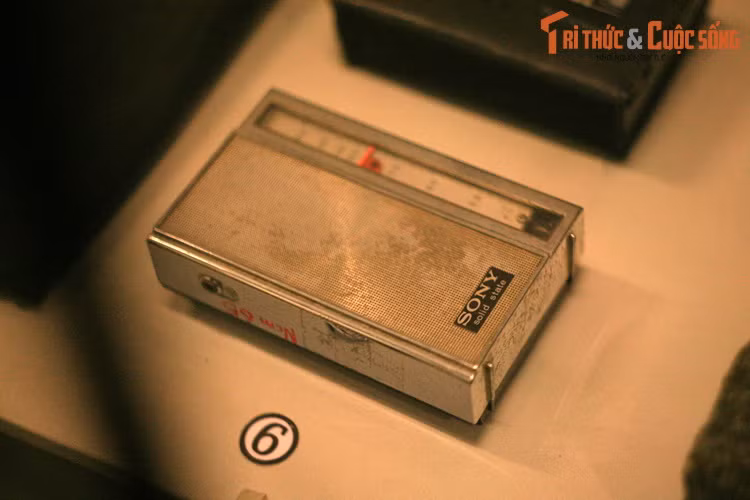 Không chỉ tôn vinh giá trị văn hóa và nét đẹp truyền thống, các hiện vật ở nơi đây còn làm nổi bật quá trình đấu tranh của phụ nữ Việt Nam nói chung, phụ nữ Nam Bộ nói riêng qua các thời kỳ lịch sử của dân tộc. Ảnh: Radio được bà Phan Thị Ngọc Tốt (cựu tù chính trị) dùng để nghe tin trong nhà lao Thủ Đức.