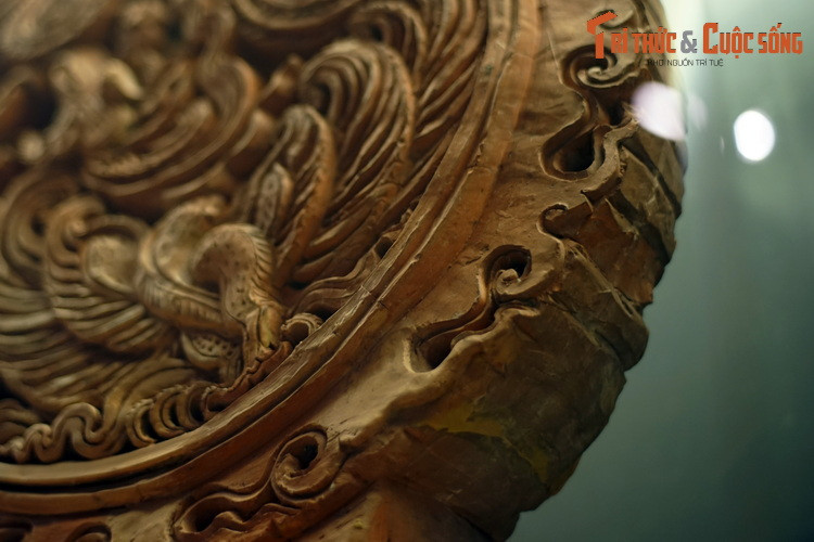 Theo các nhà nghiên cứu, trang trí trên bộ mái kiến trúc thời Lý hết sức cầu kỳ với nhiều thành tố khác nhau. Những thành tố trang trí căn bản trên bộ mái thời Lý thường có: Lá đề cân ở giữa bò mái, đầu rồng/đầu phượng, lá đề lệch…