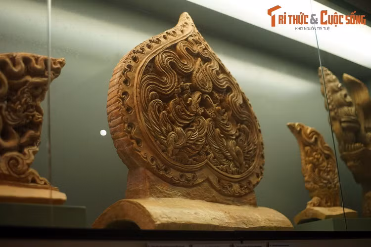 Hiện vật là một chiếc ngói nóc lớn, được dùng để trang trí tại chính giữa mái, được phát lộ từ năm năm 2002 trong lớp đất chứa nhiều gạch ngói và các thành phần trang trí kiến trúc thời Lý - Trần tại khu di tích khảo cổ học số 18 Hoàng Diệu.