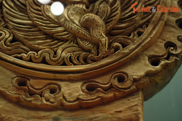 Hình tượng phượng của thành Thăng Long có nhiều nét giống công và trĩ, là những loại chim đẹp thuộc họ trĩ sống phổ biến ở Đông Nam Á, trong đó có Đại Việt. Lối tạo hình này khác biệt so với chuẩn mực tạo hình chim phượng Trung Quốc.