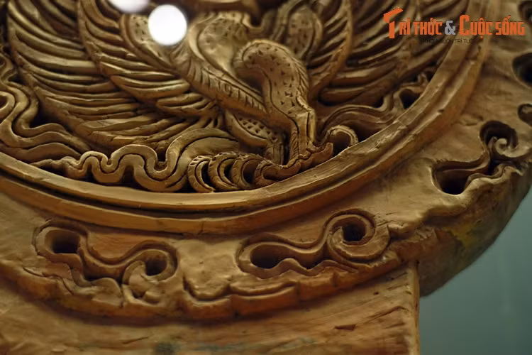 Hình tượng phượng của thành Thăng Long có nhiều nét giống công và trĩ, là những loại chim đẹp thuộc họ trĩ sống phổ biến ở Đông Nam Á, trong đó có Đại Việt. Lối tạo hình này khác biệt so với chuẩn mực tạo hình chim phượng Trung Quốc.