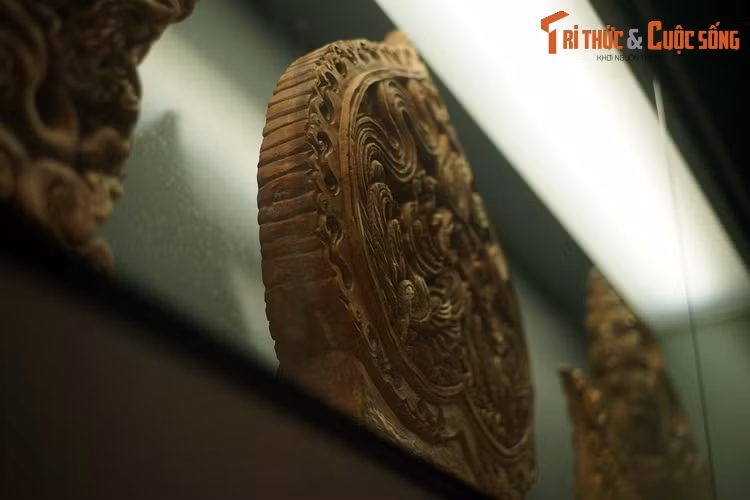 Lá đề chim phượng Hoàng thành Thăng Long là một trong những minh chứng quan trọng giúp các nhà nghiên cứu nhận diện bộ mái kiến trúc thời Lý, là tư liệu quý giúp tái hiện diện mạo kinh thành Thăng Long những thế kỷ đầu tiên sau khi được thành lập.