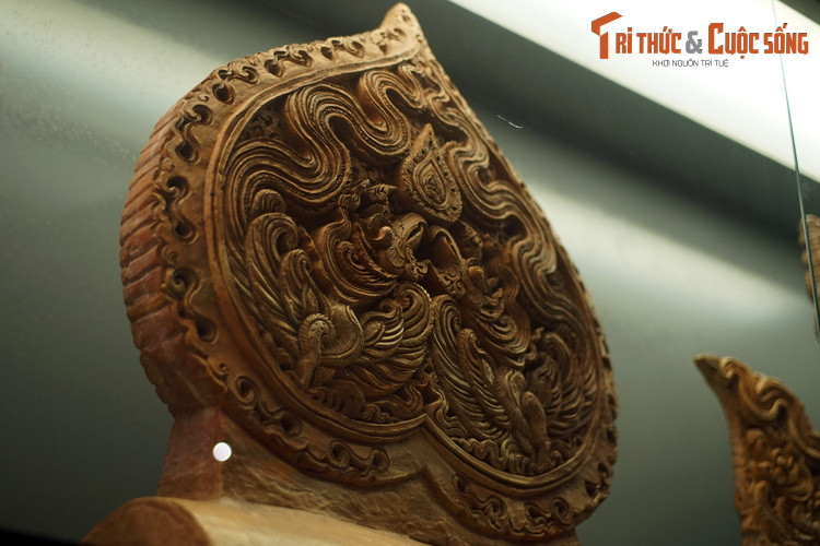 Còn lá đề được coi là biểu tượng của Phật giáo, quốc giáo của Đại Việt thời Lý. Tương truyền, Thái tử Tất đạt đa Cồ đàm đã ngồi thiền dưới gốc Bồ đề và giác ngộ thành Đức Phật Thích Ca.