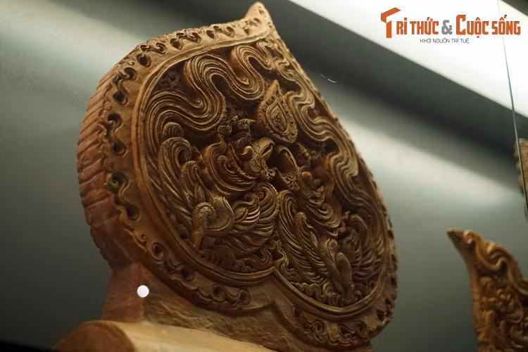 Còn lá đề được coi là biểu tượng của Phật giáo, quốc giáo của Đại Việt thời Lý. Tương truyền, Thái tử Tất đạt đa Cồ đàm đã ngồi thiền dưới gốc Bồ đề và giác ngộ thành Đức Phật Thích Ca.