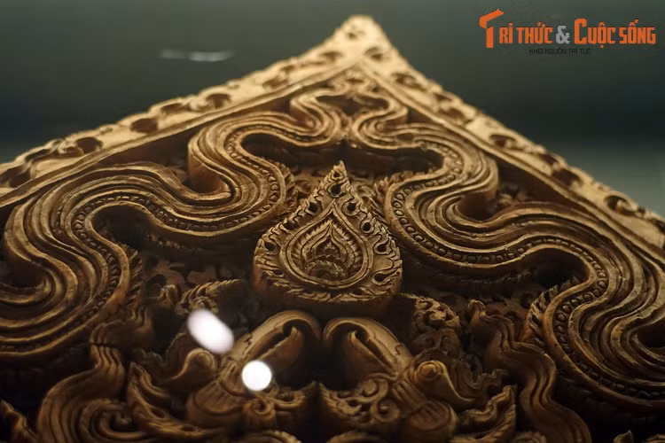 Lá đề kết hợp đồ án trang trí phượng vừa phản ánh giá trị biểu trưng của hoàng gia, vừa phản ảnh giá trị biểu trưng của Phật giáo. Điều này tạo nên sự kết hợp hài hòa giữa biểu tượng và triết lý của Phật giáo với biểu trưng uy quyền của hoàng gia.