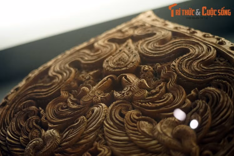 Hình dáng, màu sắc và tiếng hót của chim phượng được coi là sự báo hiệu điềm lành, đánh dấu một kỷ nguyên mới an vui, thịnh trị. Trong các đồ án kiến trúc xưa, phượng được được tạo hình với nét duyên dáng, mềm mại thanh lịch, xuất hiện ở những vị trí quan trọng của công trình.