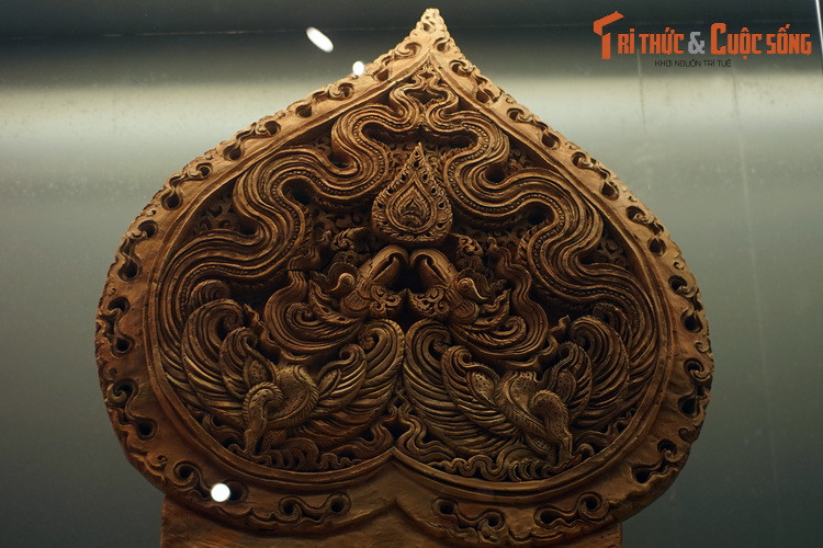 Hồ sơ khảo cổ cho thấy khi đó lá đề còn đủ dáng bao gồm thân và bệ. Phần bệ bị vỡ và mất một số mảnh nhỏ, thân bị nứt vỡ do áp lực đất phía trên đè xuống. Các nhà khoa học đã phục chế hiện vật và đưa vào khu trưng bày.