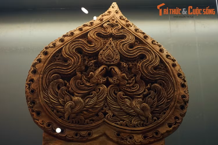 Hồ sơ khảo cổ cho thấy khi đó lá đề còn đủ dáng bao gồm thân và bệ. Phần bệ bị vỡ và mất một số mảnh nhỏ, thân bị nứt vỡ do áp lực đất phía trên đè xuống. Các nhà khoa học đã phục chế hiện vật và đưa vào khu trưng bày.