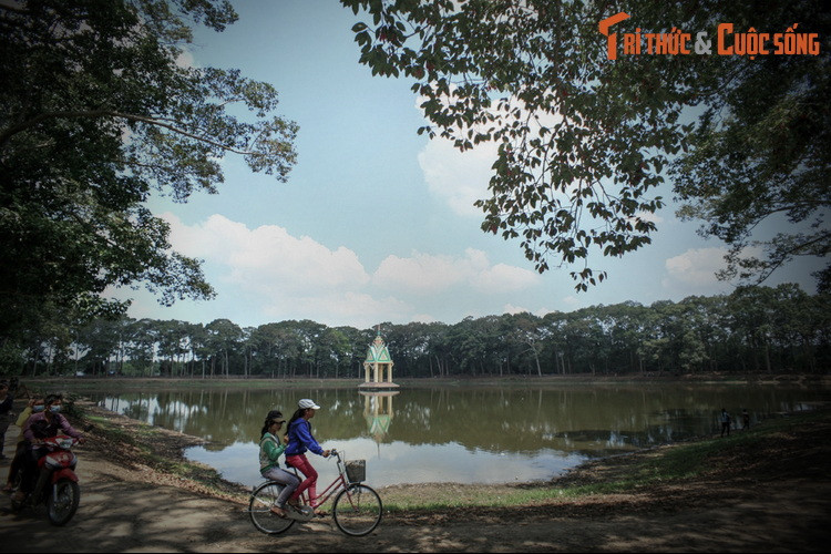 3. Một giai thoại khác thì kể rằng Bà Om và ông Lũy ở với nhau đã có một đứa con nhưng không biết đặt tên cho nó theo họ cha hay họ mẹ nên mới bày cách thi nhau làm công việc: Đào ao (do bà Om chỉ huy) và đắp lũy (do ông Lũy chỉ huy).