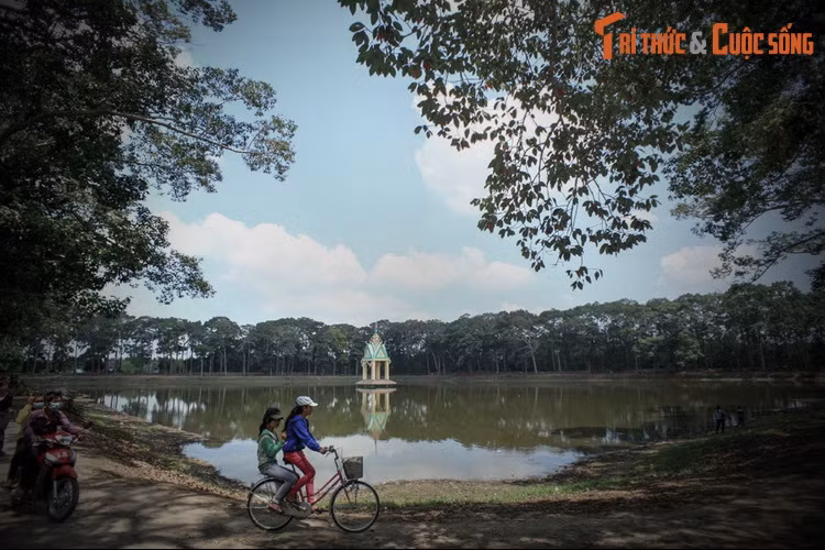 3. Một giai thoại khác thì kể rằng Bà Om và ông Lũy ở với nhau đã có một đứa con nhưng không biết đặt tên cho nó theo họ cha hay họ mẹ nên mới bày cách thi nhau làm công việc: Đào ao (do bà Om chỉ huy) và đắp lũy (do ông Lũy chỉ huy).