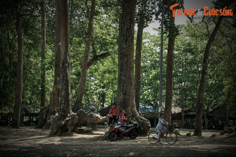 Ngày nay, ao Bà Om thu hút đông đảo du khách gần xa nhờ cảnh quan độc đáo và hấp dẫn. Ao có hình chữ nhật, rộng 300 mét, dài 500 mét, xung quanh là các gò đất mấp mô với nhiều cây cổ thụ có rễ nổi lên tạo thành những hình thù kì lạ.