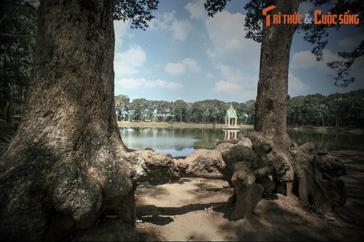 Cuối cùng nhóm nữ chiến thắng, và ao của họ được đặt tên là ao Bà Om, theo tên của người trưởng nhóm mưu lược. Cũng từ đó mà có tục lệ người con trai phải sắm lễ để đi cưới người con gái...