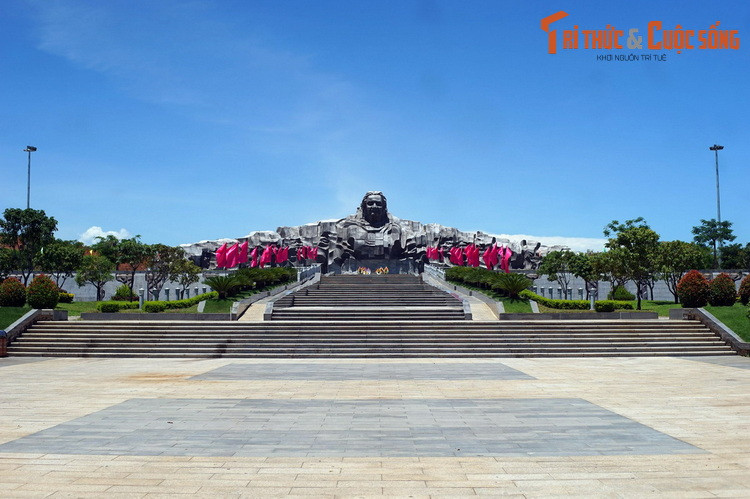 3. Nằm trên núi Cấm thuộc địa phận xã Tam Phú, thành phố Tam Kỳ, tỉnh Quảng Nam, Tượng đài Bà mẹ Việt Nam anh hùng được xây dựng từ năm 2009-2015 để khắc ghi công lao của người phụ nữ Việt Nam trong công cuộc bảo vệ Tổ quốc.