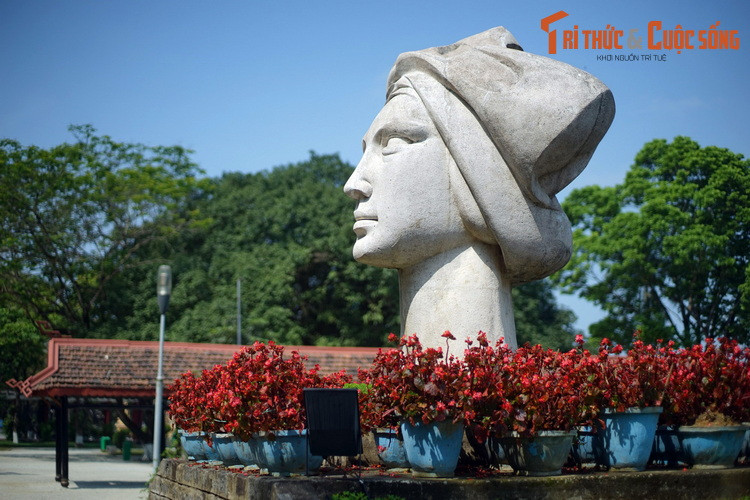 Sau khi đưa về Huế, bức tượng Cô gái Việt Nam nằm trong khuôn viên rộng rãi, thoáng đãng với tầm nhìn hướng ra sông Hương. Ngày nay tác phẩm đã trở thành một điểm nhấn văn hóa đặc sắc của Cố đô Huế.