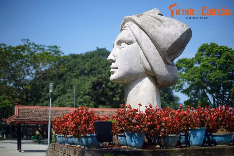 Sau khi đưa về Huế, bức tượng Cô gái Việt Nam nằm trong khuôn viên rộng rãi, thoáng đãng với tầm nhìn hướng ra sông Hương. Ngày nay tác phẩm đã trở thành một điểm nhấn văn hóa đặc sắc của Cố đô Huế.