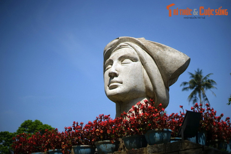 Tác phẩm là một bức tượng bán thân được tạc bằng đá, có chiều cao 2,6 mét nặng gần 5 tấn, thể hiện chân dung một phụ nữ Việt có khuôn mặt thanh tú, đầu vấn khăn theo lối xưa. Trong nhiều năm, tượng được đặt trong xưởng, rồi sau đó là nhà họ hàng của điêu khắc gia ở TP. HCM.