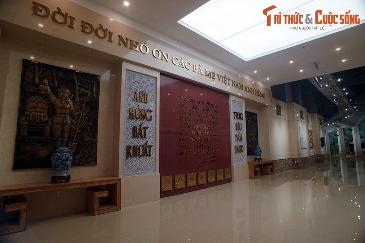 Bên trong khối tượng là khu bảo tàng với diện tích 400 m2, gồm phòng trưng bày, phòng bảo quản và nơi ghi danh hơn 50.000 Bà Mẹ Việt Nam anh hùng. Các gian bảo tàng giới thiệu nhiều hình ảnh, hiện vật tái hiện cuộc đời, sự cống hiến cao cả của các Mẹ với Tổ quốc.