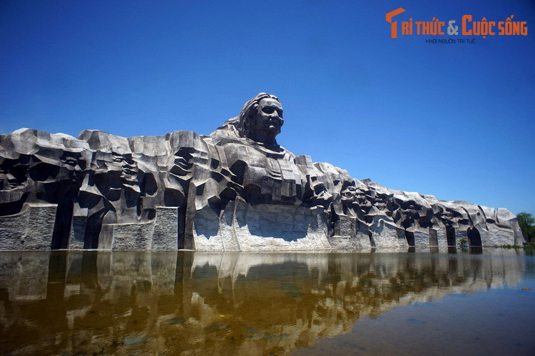 Trung tâm quần thể kiến trúc là tượng đài Mẹ Việt Nam anh hùng Nguyễn Thị Thứ (1904-2010) làm bằng chất liệu đá sa thạch, mang hình cánh cung dài trên 100 mét. Hai bên cánh cung tạc hình 11 người con của Mẹ Thứ đã mất trong hai cuộc kháng chiến chống Pháp và chống Mỹ của dân tộc.