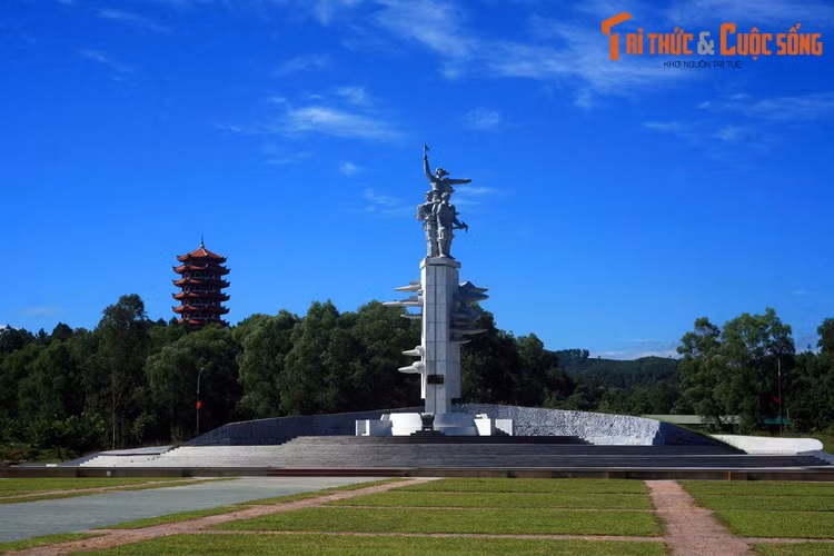 2. Nằm trong khu Di tích lịch sử Ngã ba Đồng Lộc (huyện Can Lộc, tỉnh Hà Tĩnh), tượng đài Chiến thắng là công trình tôn vinh ý chí quyết thắng và sự hi sinh của lực lượng thanh niên xung phong, bộ đội, công nhân, dân quân du kích... trên đường mòn Hồ Chí Minh thời kháng chiến chống Mỹ.