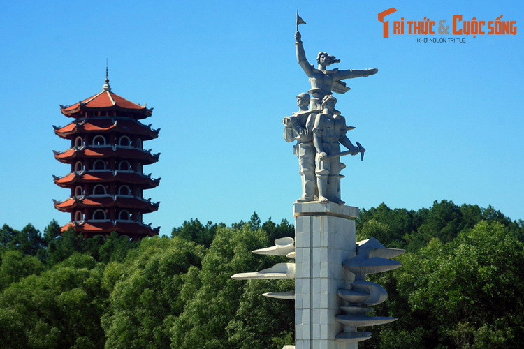 Tâm điểm của tượng đài là hình ảnh người nữ thanh niên xung phong vươn cao, phất cờ hiệu dẫn đường cho các đoàn xe tiến vào miền Nam. Tượng đài hướng ra ngã ba Đồng Lộc, địa danh gắn liền với sự hi sinh của 10 nữ thanh niên xung phong trong cuộc đấu tranh thống nhất đất nước.