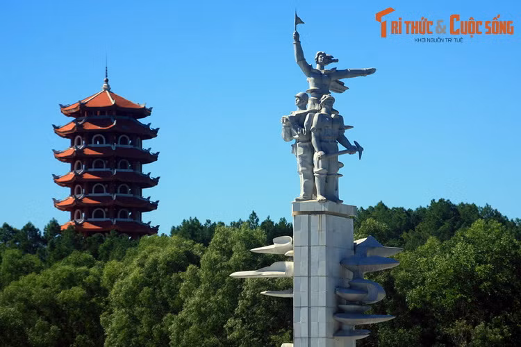 Tâm điểm của tượng đài là hình ảnh người nữ thanh niên xung phong vươn cao, phất cờ hiệu dẫn đường cho các đoàn xe tiến vào miền Nam. Tượng đài hướng ra ngã ba Đồng Lộc, địa danh gắn liền với sự hi sinh của 10 nữ thanh niên xung phong trong cuộc đấu tranh thống nhất đất nước.