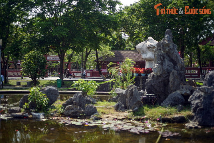 Tháng 4/2011, bức tượng Cô gái Việt Nam đã được đưa về TP Huế và đặt ở công viên Hai Bà Trưng, trước trường nữ sinh Đồng Khánh xưa, hiện nay là trường THPT Hai Bà Trưng. Tượng được khánh thành nhân kỷ niệm 36 năm ngày thống nhất đất nước (30/4/1975- 30/4/2011).