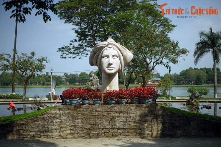 1. Tọa lạc tại công viên Hai Bà Trưng, bên bờ sông Hương ở Cố đô Huế, bức tượng Cô gái Việt Nam là một tác phẩm nghệ thuật xuất sắc mang ý nghĩa tôn vinh người phụ nữ Việt Nam. Bức tượng này do cố điêu khắc gia Lê Thành Nhơn tạc năm 1970.