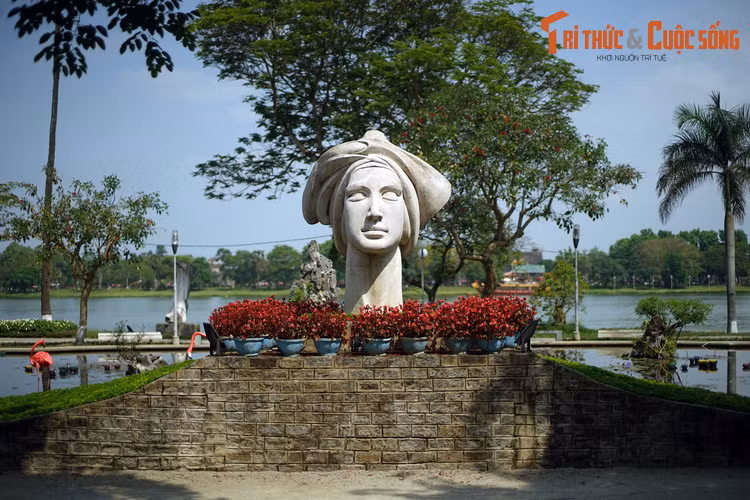 1. Tọa lạc tại công viên Hai Bà Trưng, bên bờ sông Hương ở Cố đô Huế, bức tượng Cô gái Việt Nam là một tác phẩm nghệ thuật xuất sắc mang ý nghĩa tôn vinh người phụ nữ Việt Nam. Bức tượng này do cố điêu khắc gia Lê Thành Nhơn tạc năm 1970.