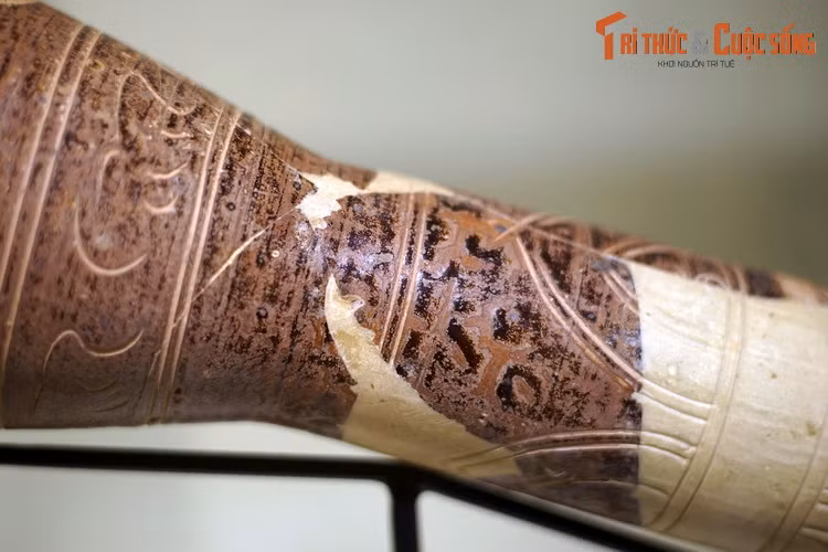 Chiếc loa được tìm thấy ở trạng thái không còn nguyên vẹn nhưng đã được các chuyên gia phục chế để trả về với hình dạng gần với nguyên gốc.