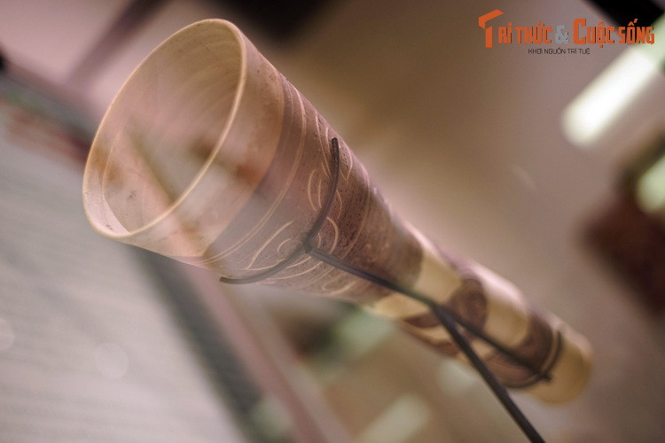 Về cơ bản, đây là chiếc ống rỗng có một đầu hẹp dùng để phát ngôn, một đầu loe ra là nơi âm thanh được truyền đi.