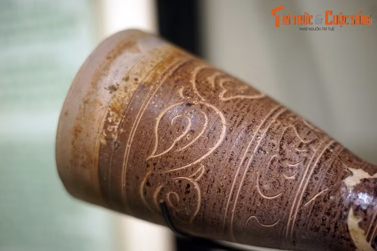 Mặt ngoài loa được trang trí bằng những hình khắc chìm hoa văn cánh sen, đơn giản nhưng cũng đầy vẻ tinh tế.