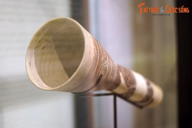 Chiếc loa này có từ thời Trần (thế kỷ 13-14), được tìm thấy trong quá trình khai quật khu vực Hoàng thành Thăng Long. Hiện vật làm bằng gốm men nâu, loại men đặc trưng thời Lý - Trần, có chiều dài khoảng 40 cm.